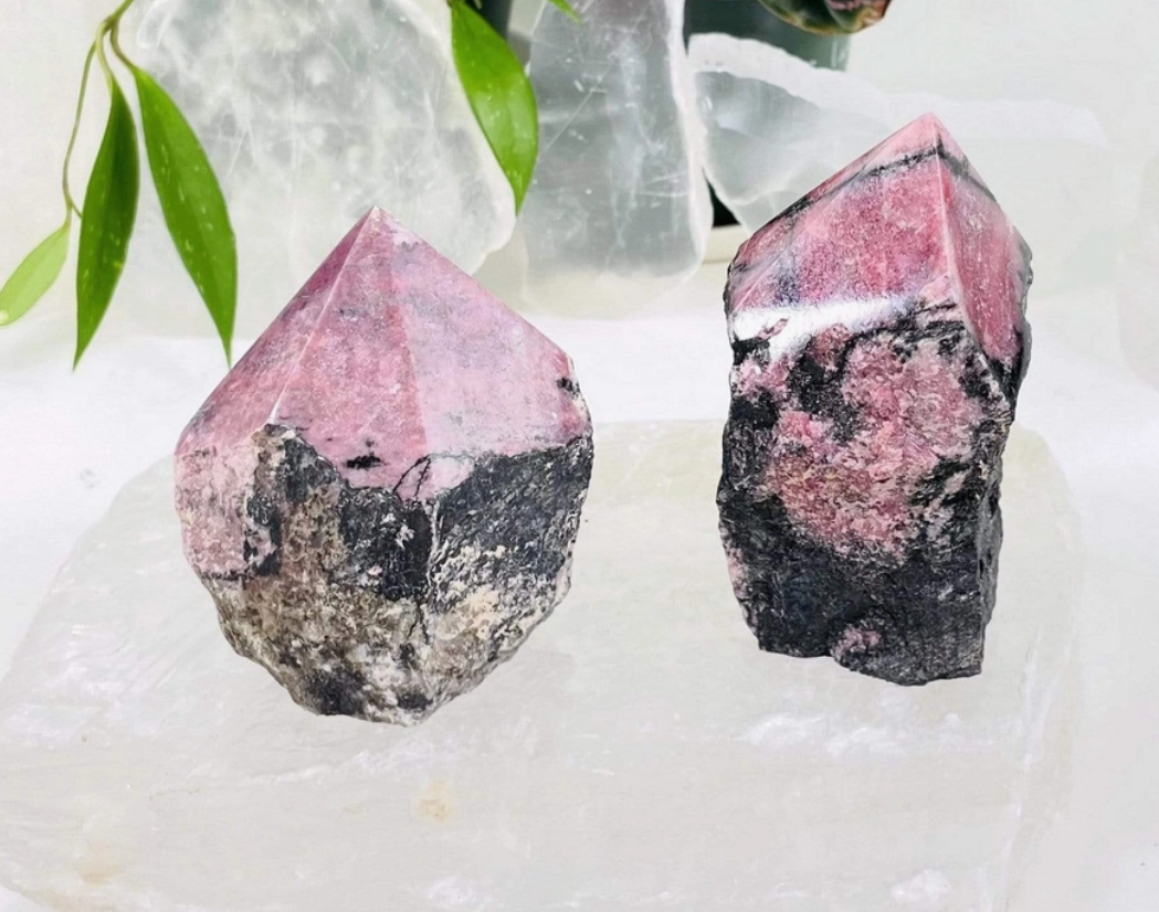 Rhodonite Generator Point Stone - Stone of Love & Discovery - GP522 - The Hare and the Moon